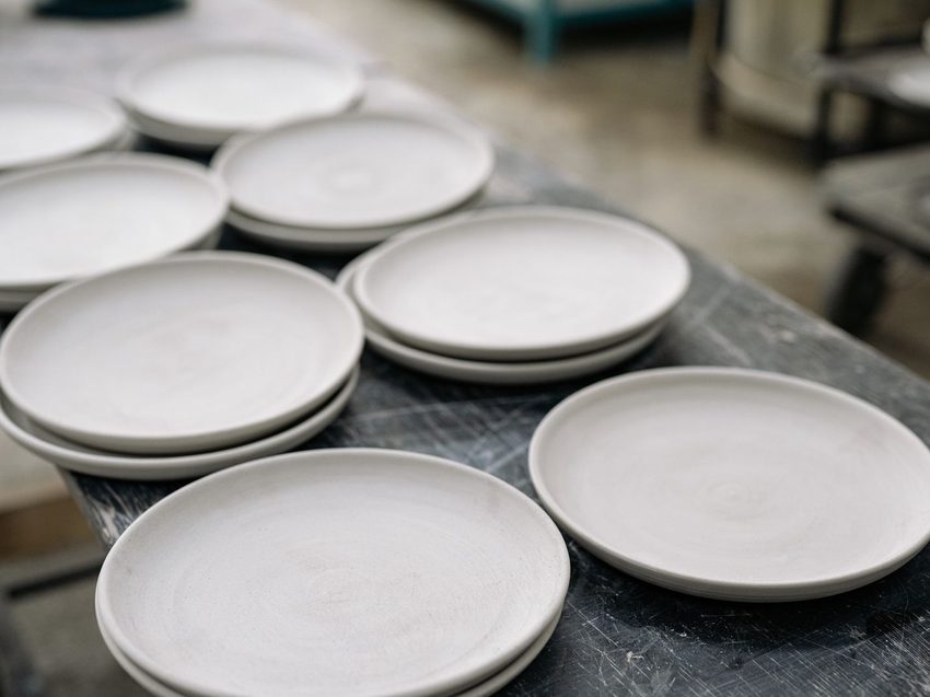 Farfurii din ceramică lucrate manual, la uscat în atelierul de olărit
