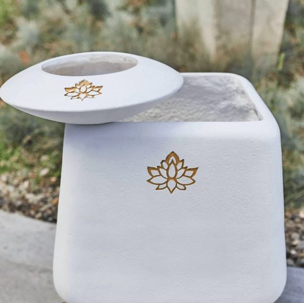 Ghivece albe din lut cu ornament lotus auriu Sparkle Stone
