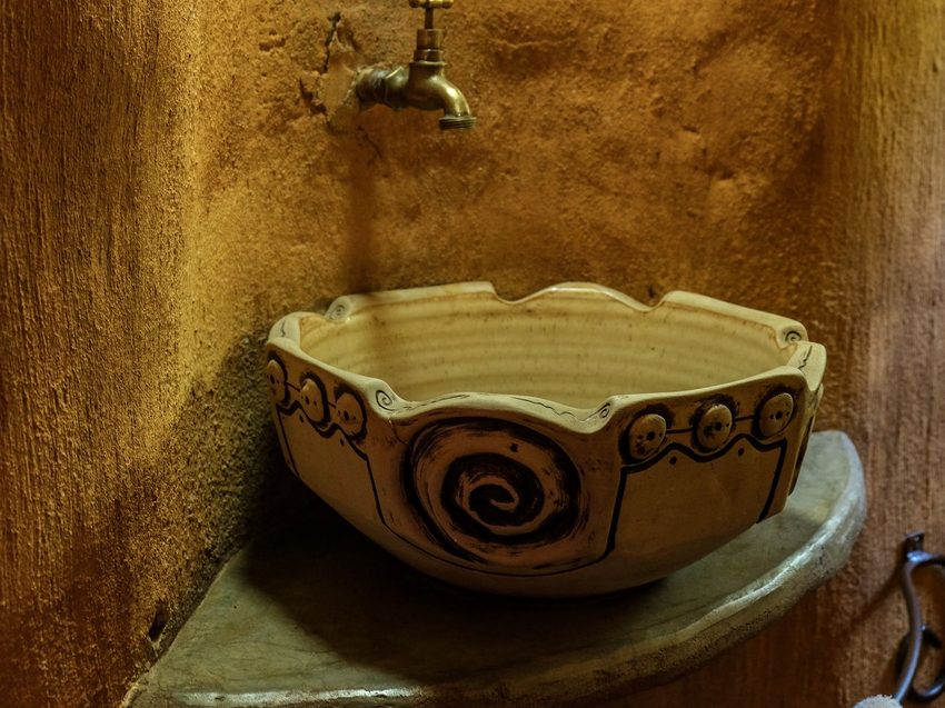 Lavoar din ceramică lucrat și pictat manual, montat pe blat, cu baterie de alamă
