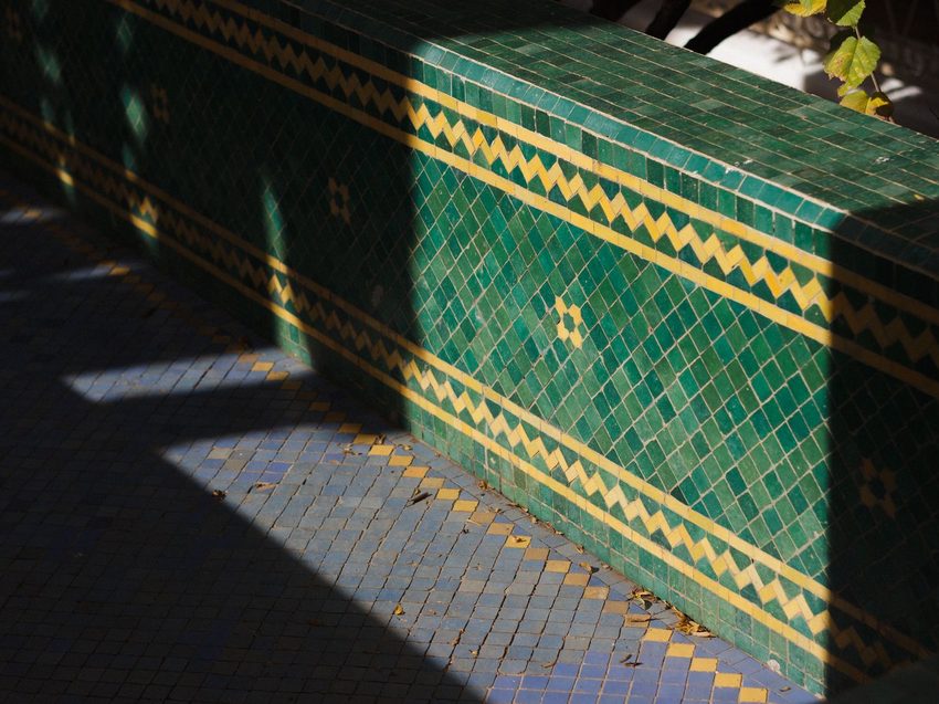 Plăci ceramice decorative smălțuite manual, în stil zellige, montate pe perete