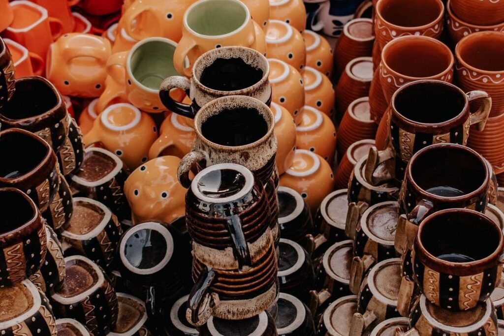 Căni din ceramică lucrate și smălțuite manual, în culori vii — idei de cadouri handmade